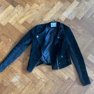 Svart Läderjacka - Från VERO MODA i storlek xs. Använd 2-3 gånger och har alltid fått komplimanger när jag burit den. Säljer då den inte känns jag längre. Köpt för ca 2000kr för något år sedan. OBS: Priset är absolut diskutabelt❤️