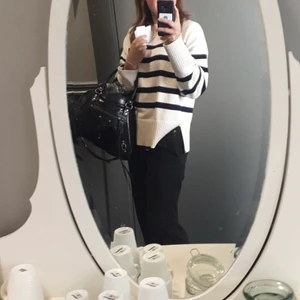 Randig stickad tröj  - En slug snygg stickad tröja som passar perfekt till hösten, andvänd ett få tal gånger💕