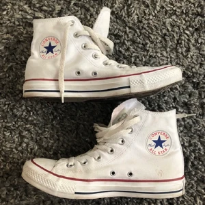 Vita converse - Säljer mina höga vita converse pga att de inte kommer till användning längre. Vid många intresserade blir de budgivning. Leverans eller mötas upp i Göteborg/Borås 