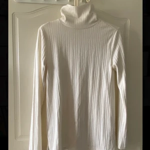 turtleneck tröja - En turtleneck tröja som bara legat i min garderob o inte kommit till nytta!
