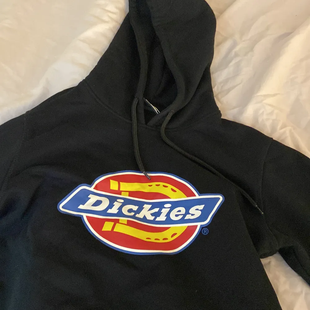 En oanvänt Dickies hoodie! Storlek XS! Köpte denna för ca 700kr . Tröjor & Koftor.