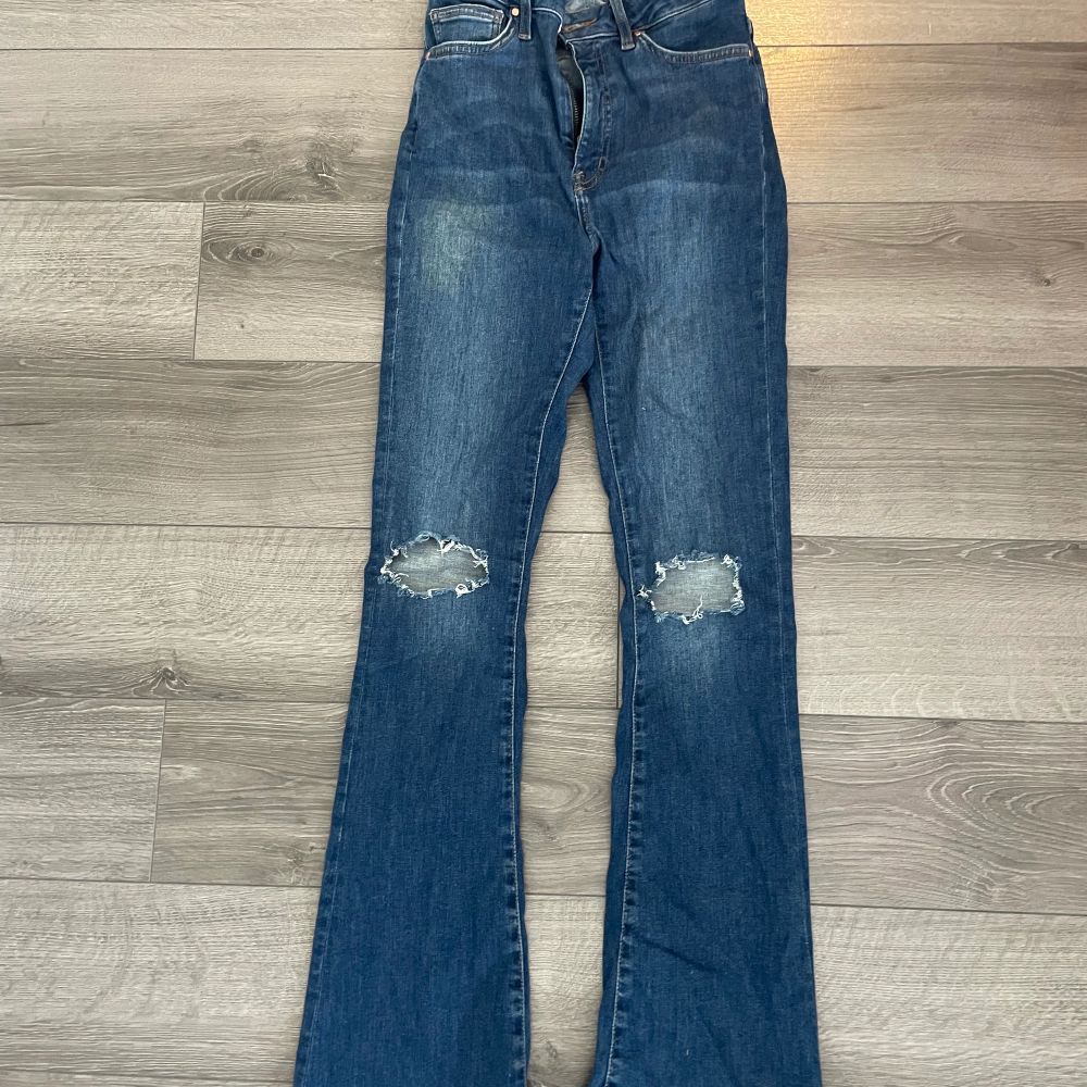Marinblå Bikbok bootcut jeans med hål | Plick Second Hand