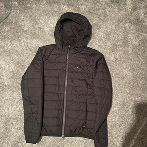 Ea7 jacka  - Säljer denna ea7 jacka som jag köpte på Jdsport men är inte min stil längre! Den är i nyskick och knappt använd. Köptes för 1700kr säljer för 1200kr storlek är small i Vuxen