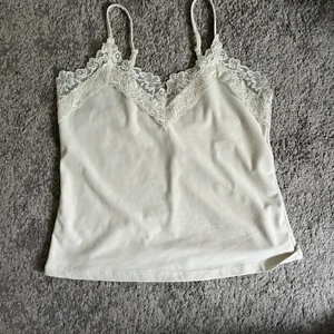 Spets linne  - Super snyggt spetslinne från Vera Moda i en vit beige färg. Aldrig använd då den säljs.