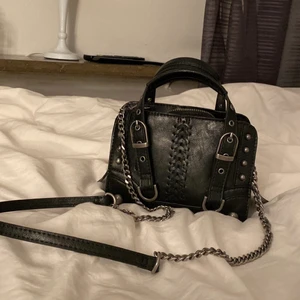 Väska  - Snygg o trendig väska🫶🏻 Sparsamt använt o i fint skick❤️ Tryck inte på köp nu!