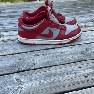 Nike dunk UNLV - Skorna är i helt okej skick andvända ganska mycket tyget vid hälen inne i skon har gått sönder och lite slitna på vissa ställen. Dom är köpt nya för 2200kr Pris kan diskuteras vid snabb affär. Röda snören medföljer tyvärr inte original kartongen.