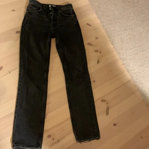 Zara mide Rise straight jeans - Säljer mina as snygga mide Rise straight jeans från zara💕💕