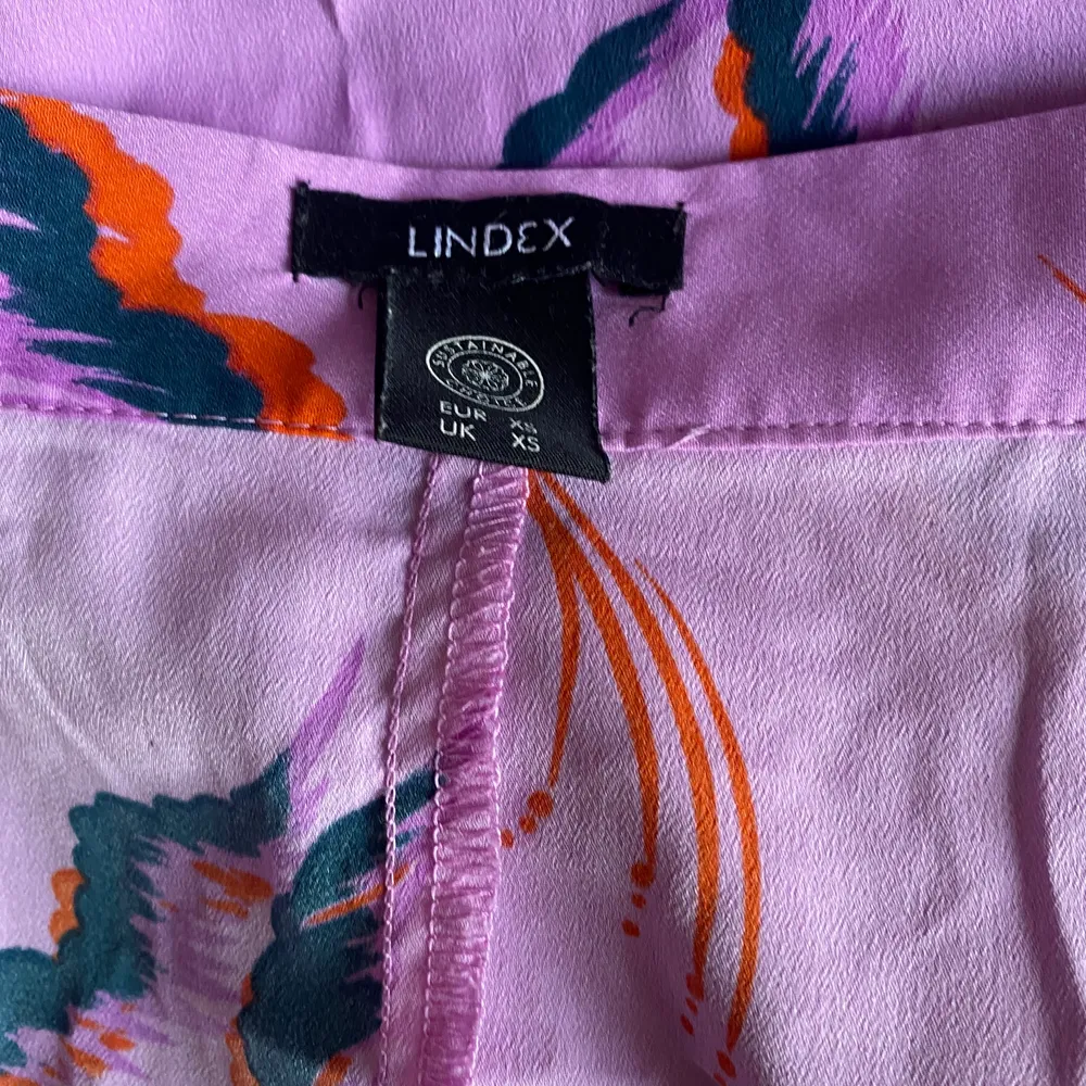 ❗️kontakta innan köp❗️ säljer denna långkjol från Lindex med knytning och volang. Strl XS men funkar även på S. Möts helst, skriv privat för detaljer!💕. Kjolar.
