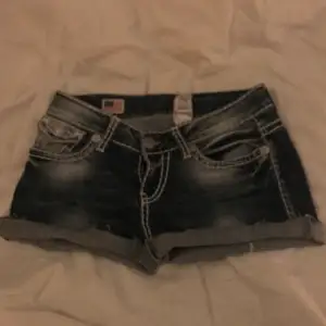 Ett par jättesnygga true religion shorts som bara är använda några gånger