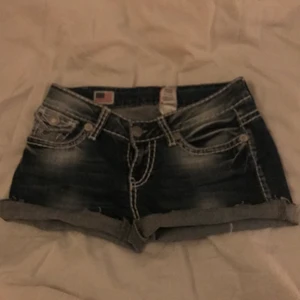 True religion jeans shorts  - Ett par jättesnygga true religion shorts som bara är använda några gånger