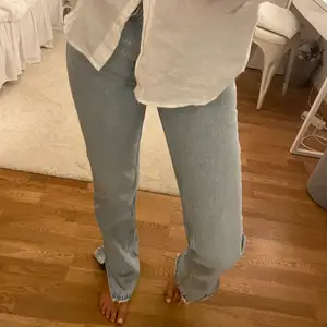 Ljusa jeans med slits från bikbok! Skitsnygga nypris 599kr