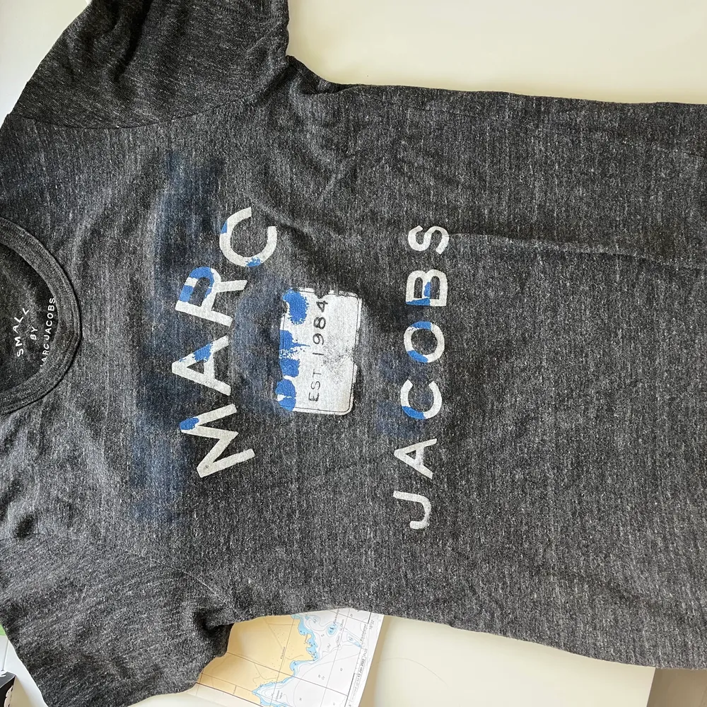 Marc jacobs t-shirt, inköpt i New york. Coolt tröja men är dessvärre för liten för mig nu. Storleken är S✨🧚🏼‍♀️. T-shirts.