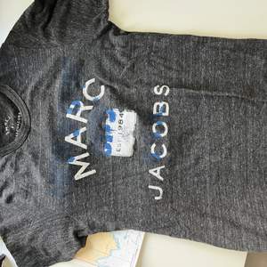 Marc jacobs t-shirt, inköpt i New york. Coolt tröja men är dessvärre för liten för mig nu. Storleken är S✨🧚🏼‍♀️