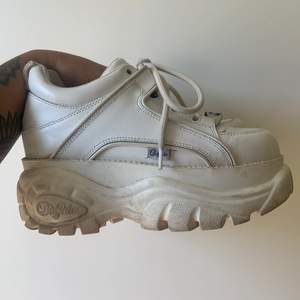 Low white buffalos. Used but in good condition. Size 38.