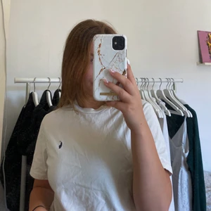 Vit Ralph lauren T shirt - Säljer denna tröjan är i barnstolek men passar mig som brukar ha XS 