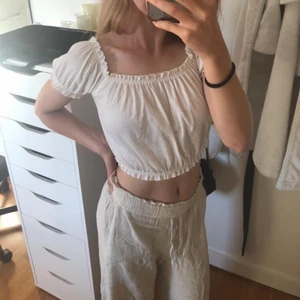Vit gullig topp💞 - Säljer denna superfina topp köpt på hm för några år sedan! Den perfekta gulliga toppen för sommaren! Går och ha både som på bilder och som off shoulder! Använd en hel del men fortfarande superfin i skicket💞💞 pris går alltid att diskutera.