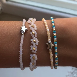 Egengjorda pärlarmband  - Egengjorda pärlarmband. Armbanden har karbinhakar. 30kr + 13kr frakt❤️jag står ej för frakten 