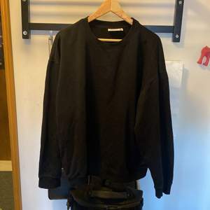 Här är en oversized fin svart sweatshirt, märker inga täcken på wear. Keep in mind den är väldigt stor fast den är i small