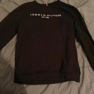 Tommy hilfiger sweatshirt - Säljer min Tommy hilfiger sweatshirt som aldrig är använd då den är för liten