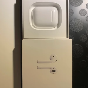 Airpods - Äkta AirPods, mycket bra skick utan defekter, skal + hörlurar. Ingår även original sladd och original paketering.