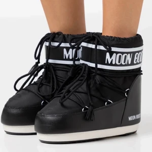 Moonboots - Snygga låga moonbots, köptes förra året runt vintern, använd ungefär 4 gånger, säljer pågrund av att dom bara legat i min garderob och har knappast ens andvänd dom för dom inte passade mig i min stil💗 inga defekter på dom💗 köptes för 1500kr
