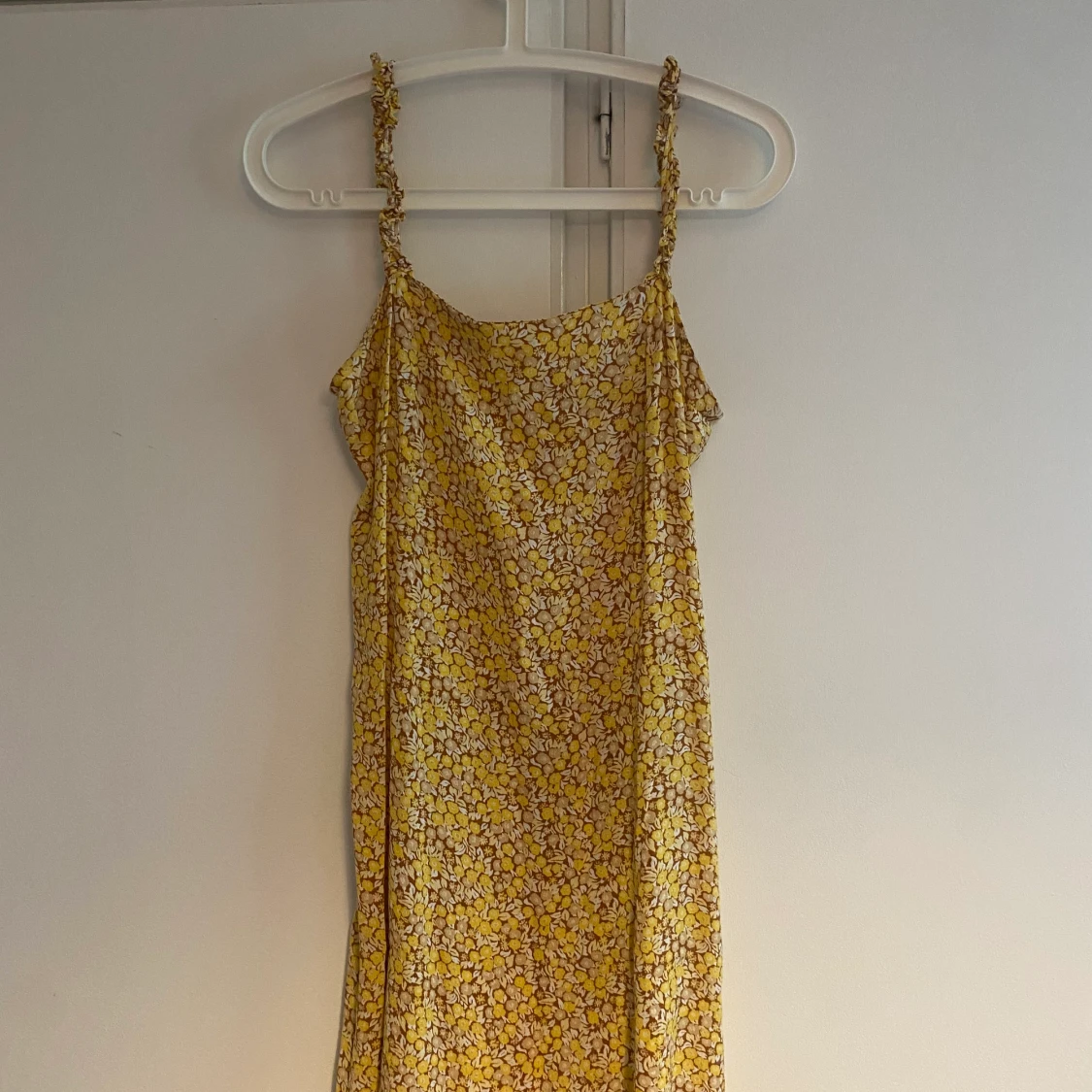 Gul blommig sommarklänning