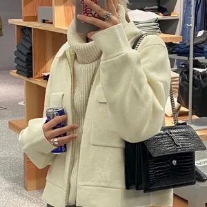Arket boxy merino jacket - Funderar på att sälja min arket jacka. Superbra skick! Skickar gärna egna bilder vid intresse🥰 bild lånad av @ellamarcko