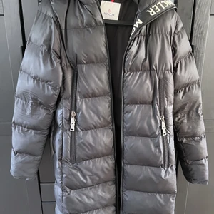 Moncler jacka  - Säljer nu min moncler jacka som är väldigt bra skick har inte använt den så mycket , säljer den för 3500kr kan sänka pris i snabb affär den är storlek s men kan passa M också 