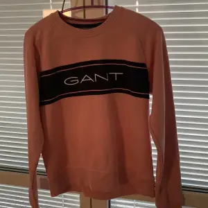 En rosa Gant sweatshirt i storlek xs-s (176cm). Knappt använd och i väldigt bra skick. Kan mötas upp vid intresse. Köpare står för frakt. 