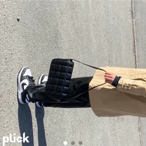 🐼 dunks - Tja jag säljer mina Nike Dunks inköpta ifrån plugmeplease 🤟🏼 inte använda speciellt mycket🪐 stilrena och lätta att styla🤛🏼 fraktar bara! Köparen står för frakten ❤️ STORLEK: 39 har inte boxen kvar bara orderbekräftelse på mejl