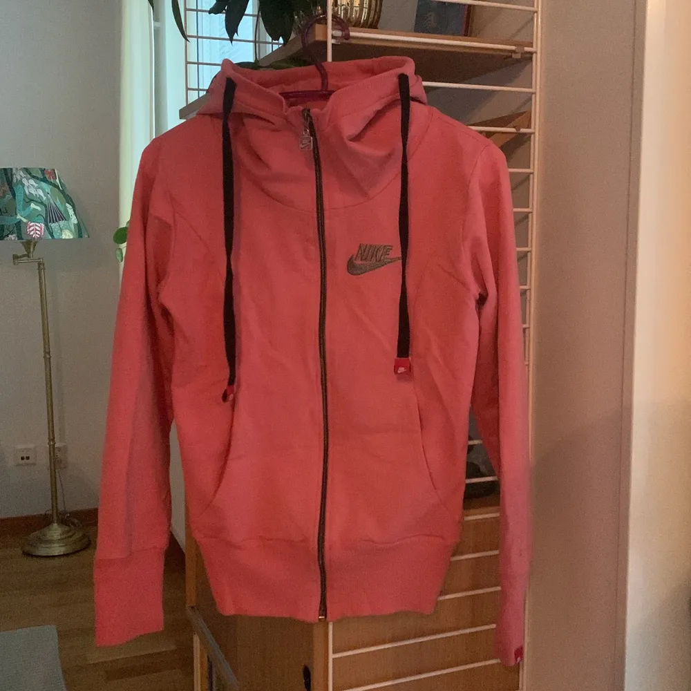 Rosa Nike Hoodie med dragkedja i storlek S! Pris 150kr + frakt. Priset kan diskuteras💓 . Hoodies.