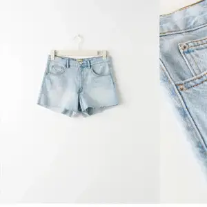 Säljer dessa midrise jeans shorts från Gina tricot. Storlek 164