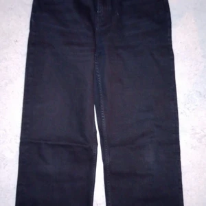 Breda Svarta jeans med hög midja  - Storlek 38 aldrig använd. Breda ben från höft ned till fötterna 