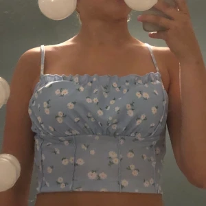 Söt topp - Säljer denna söta blommiga toppen från shein i storlek XS💞