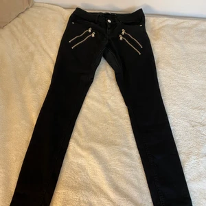 Snygga svarta jeans från Bik Bok - Jätte snygga svarta jeans från Bik Bok, storlek S.💕
