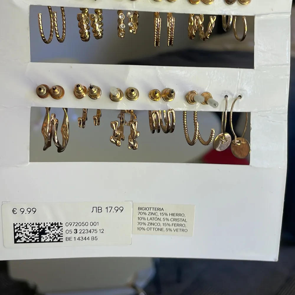 Fina guldringar örhängen som jag köpte på hm för 99kr💗aldrig använda . Accessoarer.