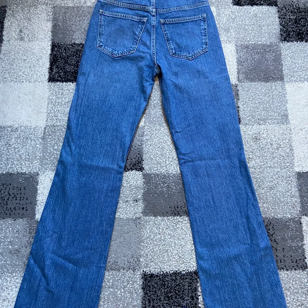 Ett par jättefina mörkblå flarejeans från Gina Tricot i storlek 34/XS. Aldrig använda.. Jeans & Byxor.