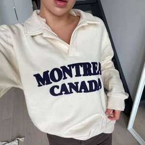 Slutsåld college tröja Zara - Säljer denna helt oanvända college tröja från Zara i stl M. Passar mig perfekt som har S annars. Tröjan har ett superfint stuk och är super fluffig och fin på insidan. 