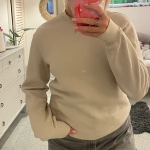 Sweatshirt - Hej! Säljer denna beiga sweatshirten från HM i storlek XS. Aldrig blivit använd. Säljer den för 50kr!🌟