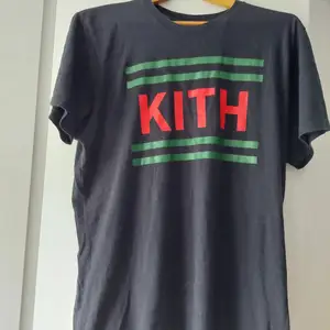 Äkta kith t shirt storlek XL handgjord i new york, tror att det är en gucci collab. Jag kan skicka tröjan om du bor långt bort