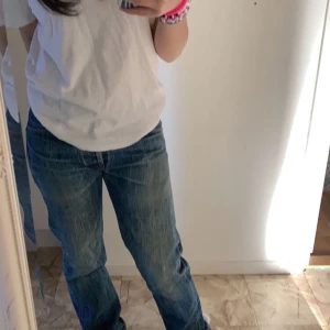 jeans - säljer jeans från levis i färg darkwash