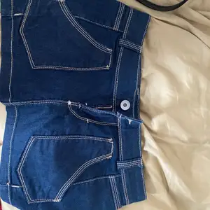 Säljer denna jeans-kjol med super coola tryck på baksidan då den ej kommit till användning. <3 Obs, kjolen är kort  