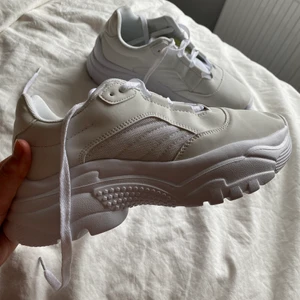 Vita sneakers  - Säljer ett par vita sneakers som är helt oanvända tyvärr i storlek 39. Nypris 400 säljer för 90 + frakten runt 60-70kr