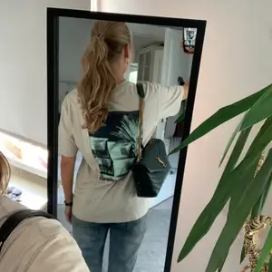 T-shirt, fint skick, ascoolt tryck på ryggen. Köparen står för frakten💞