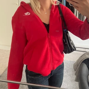 Nike hoodie - Jättefin röd nike hoodie! Knappt använd💖