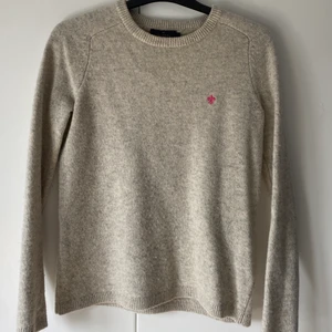 Morris  - Morris stickad tjocktröja i storlek s. Säljer den pågrund utav att den är för liten.   Ordinarie pris är cirka 2000kr men säljer för 700kr, pris kan diskuteras. Jag står för frakten🙌🏽 den är använd 1 gång, Max 2