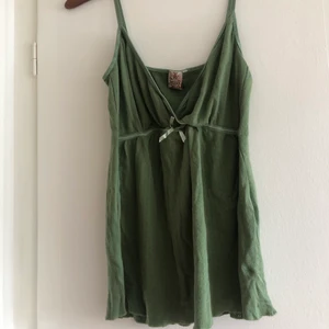 Grönt linne - Finaste linnet som tyvärr är för stort för mig! Helt perfekt skick! Det och material syns bäst på bild 3!❤️🧡💛