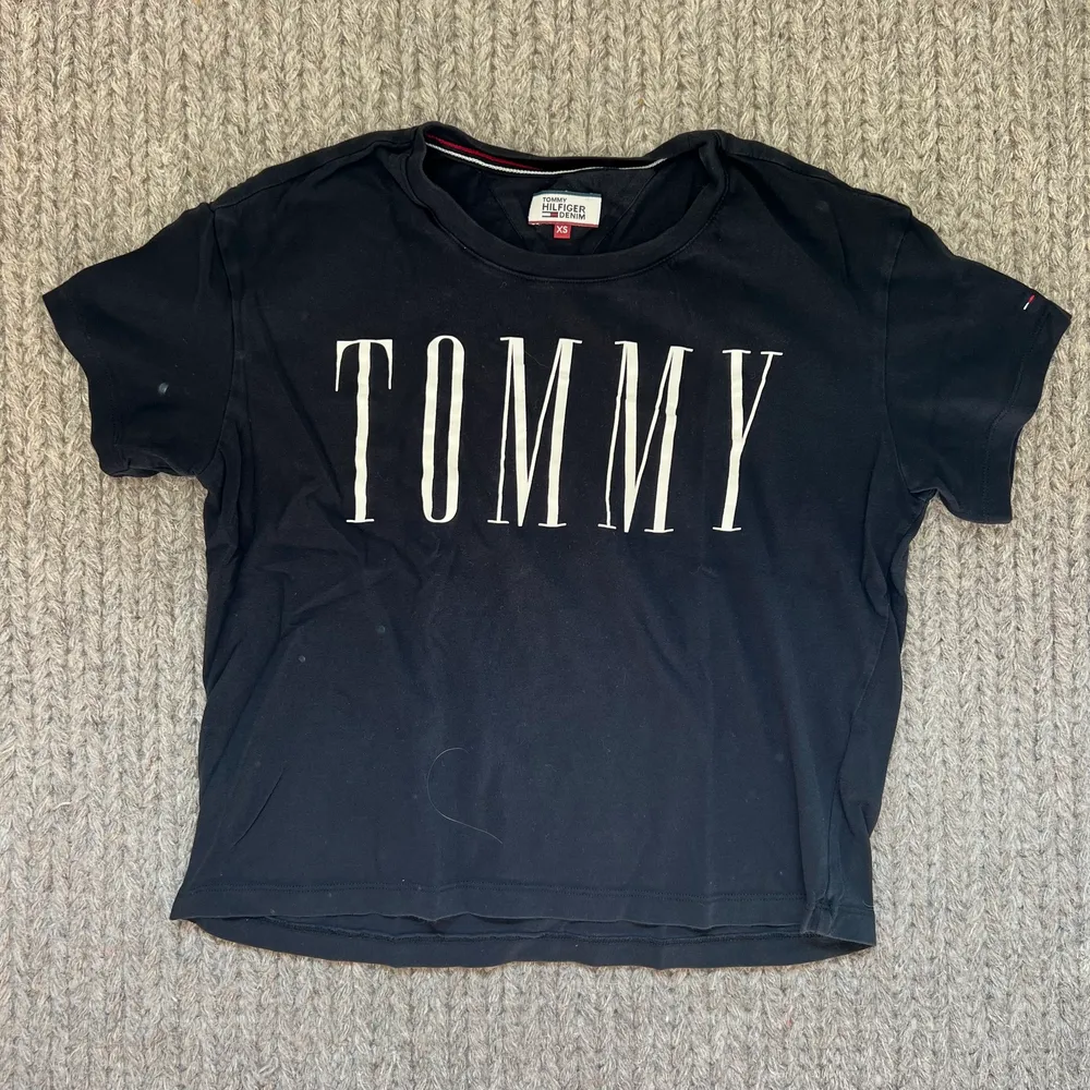 Svart Tommy Hilfiger T-shirt i stl XS. T-shirts.