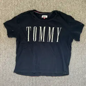 Svart Tommy Hilfiger T-shirt i stl XS