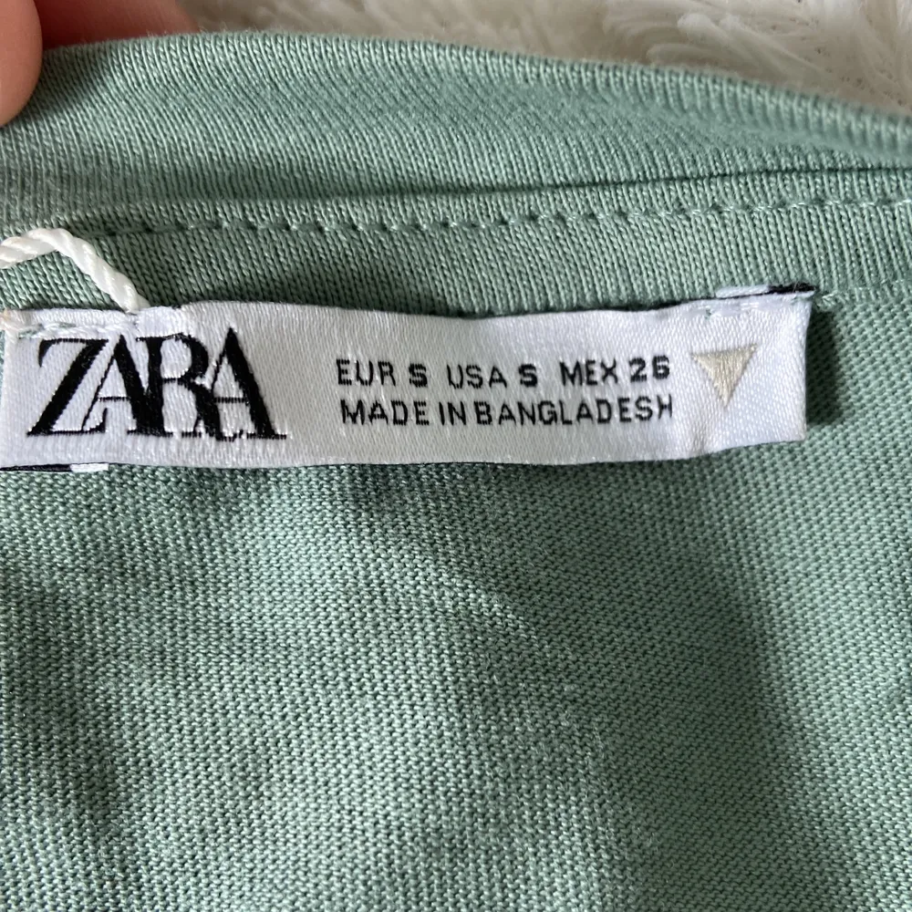 Säljer denna jättefina tröjan från zara helt ny aldrig använd pga för stor på mig, den är bara testad 💓💓 ny pris 90kr❤️. Blusar.